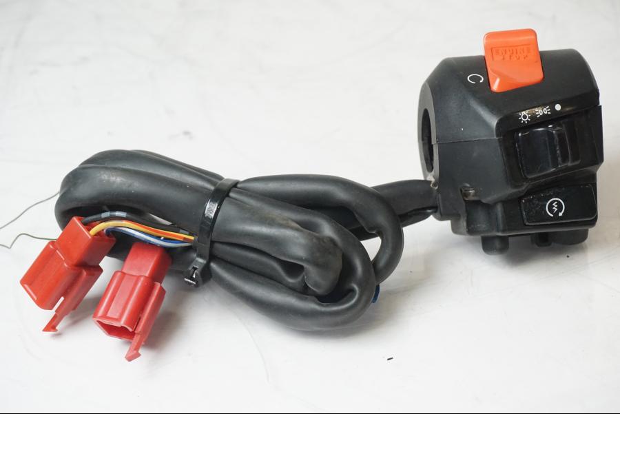 Framsidan på <p>Styrelreglage höger från Honda CBR 600 F 1997.</p>

<p>Med ljusbrytare.</p> motorcykel.