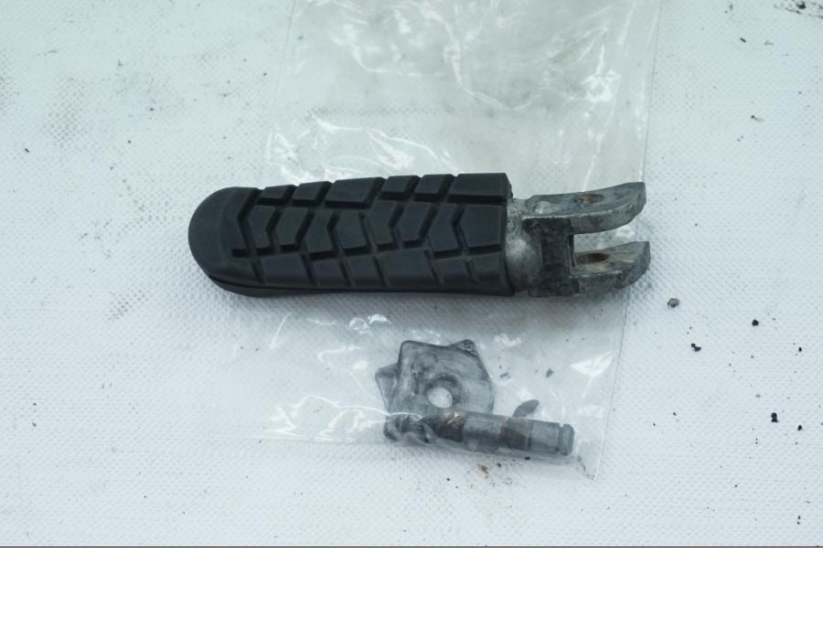 Framsidan på Fotpinne från en KTM 1190 Adventure -2014 motorcykel.