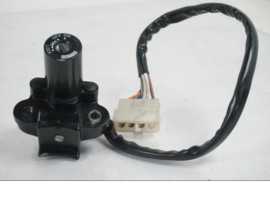 Baksidan på <p>Låssats från Kawasaki Ninja 300 ABS 2014.</p>

<p>1st nyckel, tändningslås, sadellås, tanklock.</p> motorcykel.