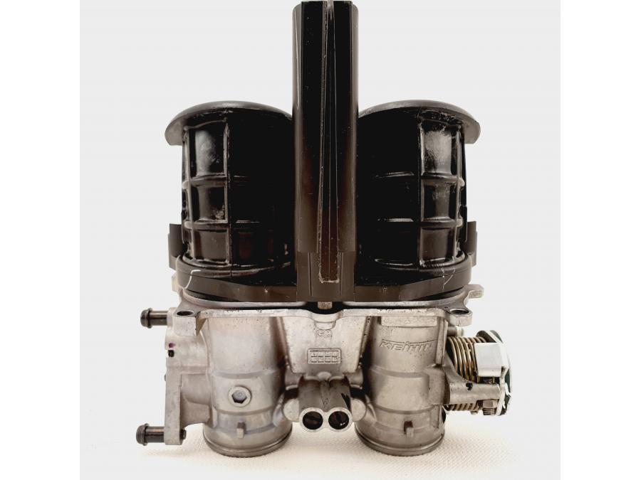 Baksidan på Spjällhus från en Honda CB 500 F -2013 motorcykel.