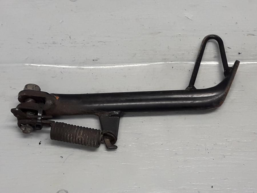 Framsidan på Sidostöd från en Honda CBR 125 R -2005 motorcykel.