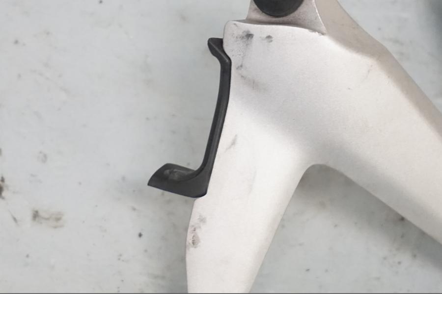 Baksidan på Strålkastarfäste från en Triumph Street Twin -2016 motorcykel.