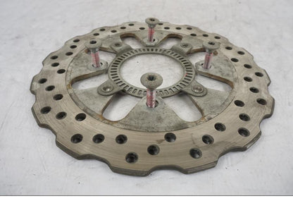 Framsidan på Bromsskiva från en Kawasaki Versys 650 -2014 motorcykel.