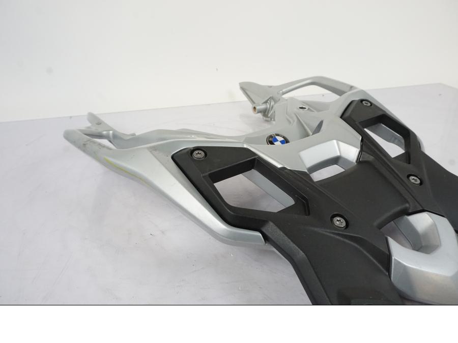 Höger sida på Pakethållare från en BMW S 1000 XR -2019 motorcykel.