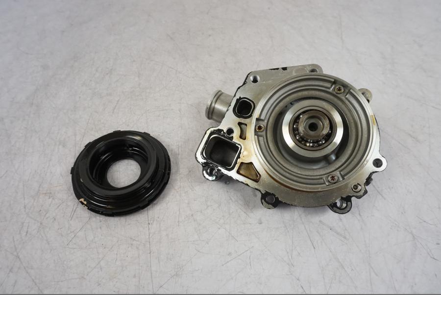 Baksidan på Vattenpump från en BMW F 750 GS -2020 motorcykel.