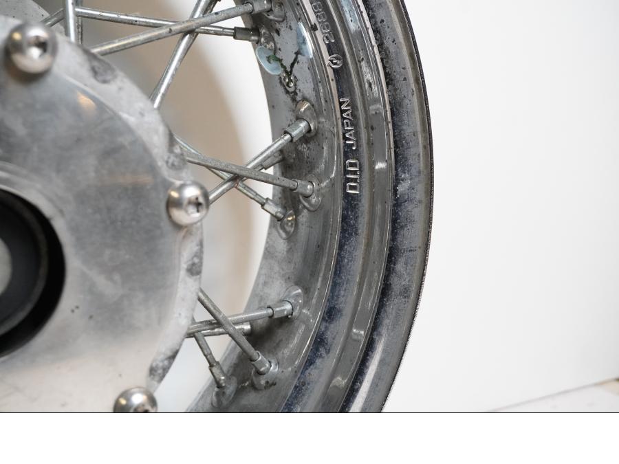 Vänster sida på Fälg från en Yamaha XVS 1100 -2000 motorcykel.