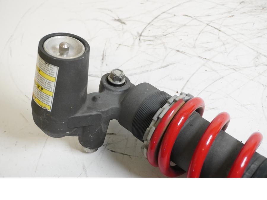 Baksidan på Stötdämpare från en Suzuki GSX-R 1000 -2001 motorcykel.