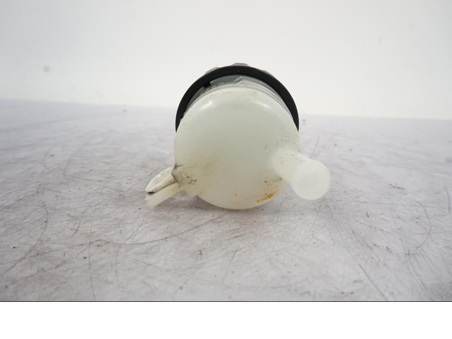 Höger sida på Bromsvätskebehållare från en Kawasaki VN 1500 -2003 motorcykel.