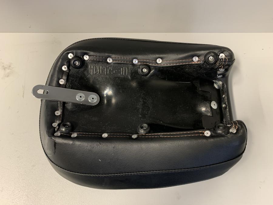 Vänster sida på Sadel från en Yamaha XV 1600 -2001 motorcykel.