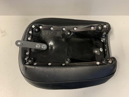 Vänster sida på Sadel från en Yamaha XV 1600 -2001 motorcykel.