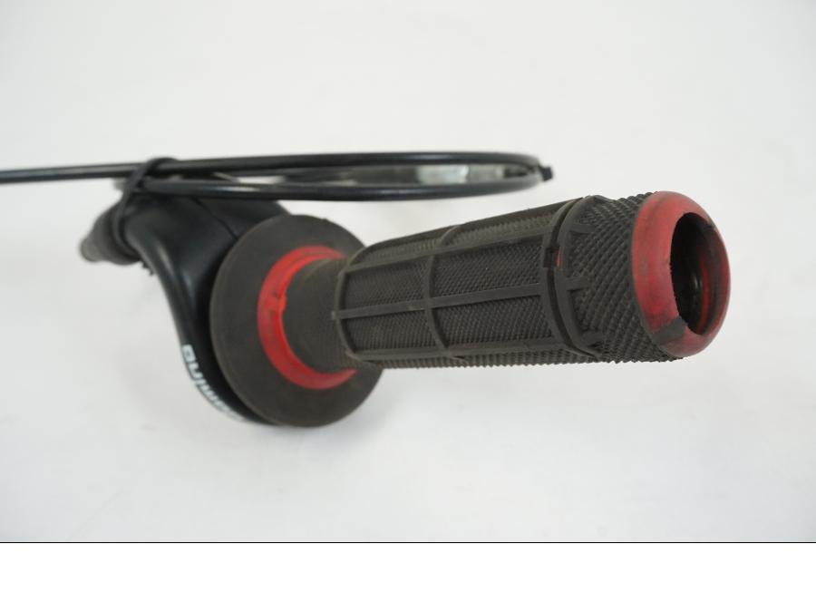 Snett nerifrån på Gasreglage från en AJP PR7 -2021 motorcykel.