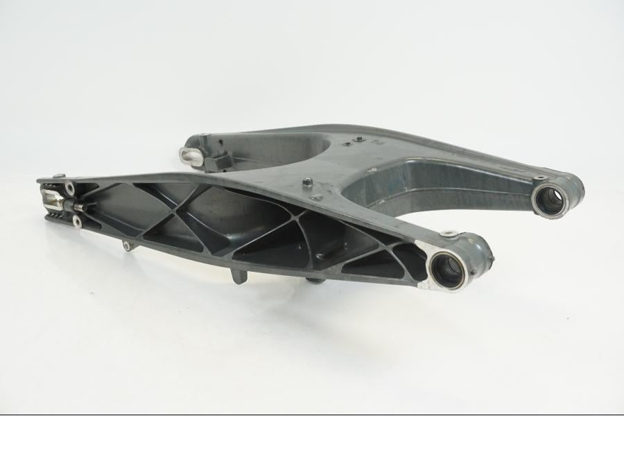 Baksidan på Sving från en KTM 390 Duke -2021 motorcykel.