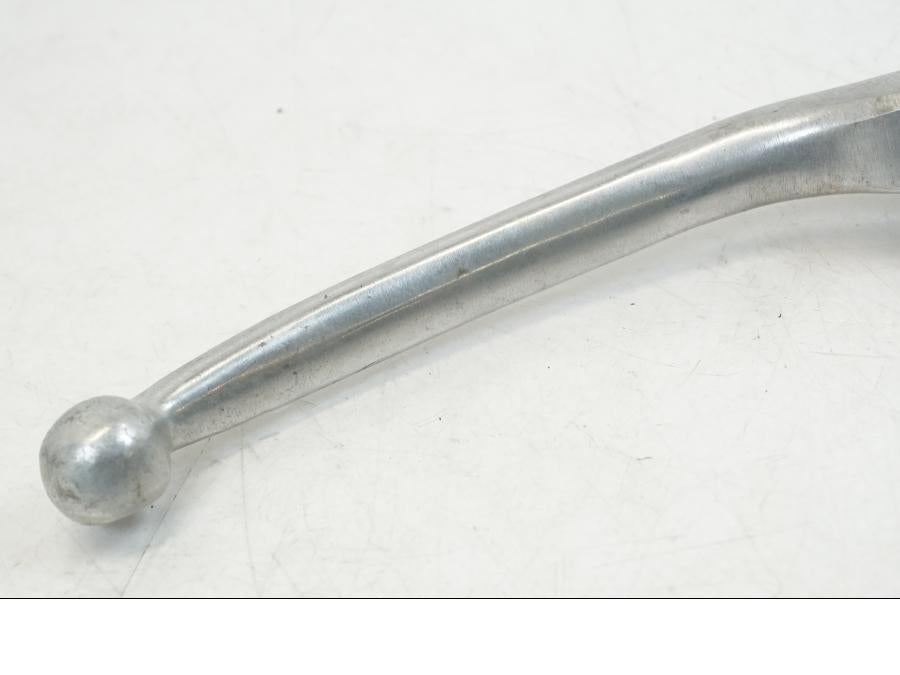 Snett nerifrån på Bromsgrepp från en Triumph TT 600 -2002 motorcykel.