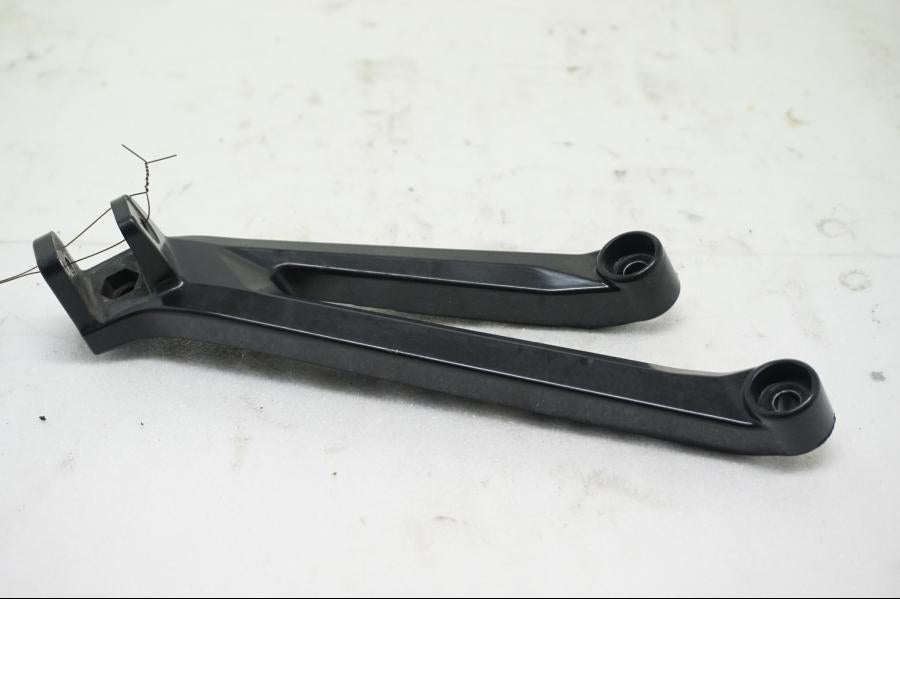 Framsidan på Fotpinnefäste från en BMW S 1000 RR -2010 motorcykel.