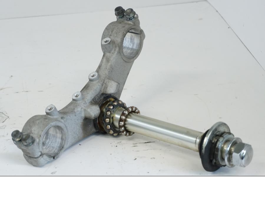 Snett nerifrån på Gaffelkrona från en Honda XL 1000 V -1999 motorcykel.