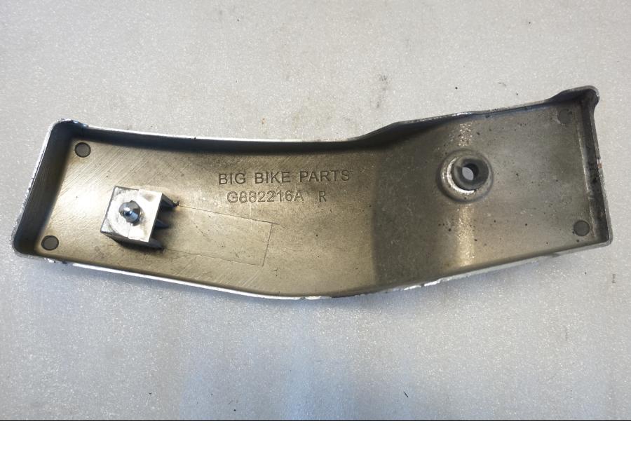 Snett nerifrån på Ramplast från en Suzuki VL 800 -2004 motorcykel.