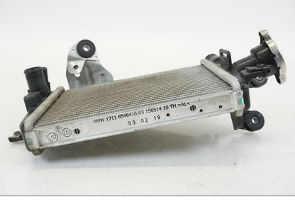 Vänster sida på Vattenkyl från en BMW R 1250 GS -2019 motorcykel.