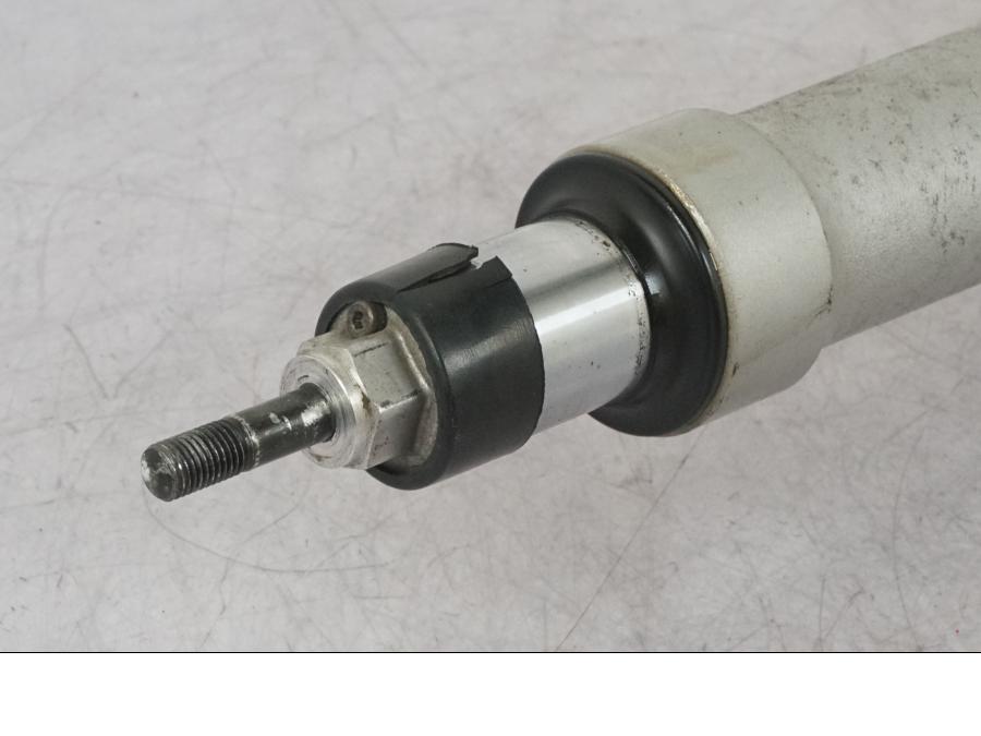 Baksidan på Gaffelben från en BMW R 1100 GS -1998 motorcykel.