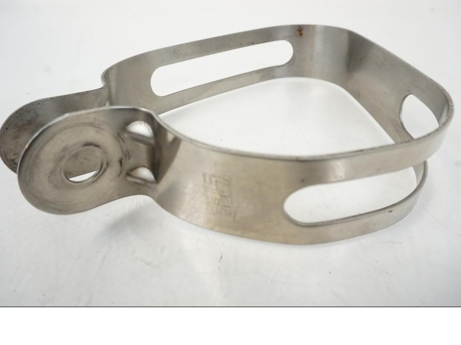 Höger sida på <p>Ljuddämparfäste 2017. YOSHIMURA. </p>

<p>Lite ytrost se bild.</p>

<p>Bredd:105mm.</p>

<p>Höjd: 125mm.</p> motorcykel.