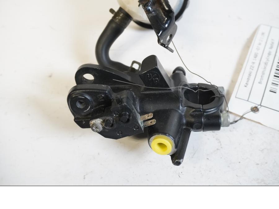 Baksidan på Bromshuvudcylinder från en Kawasaki ZZ-R 1400 -2007 motorcykel.