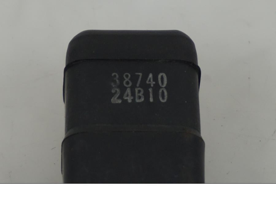 Vänster sida på Relä från en Suzuki SV 1000 -2007 motorcykel.