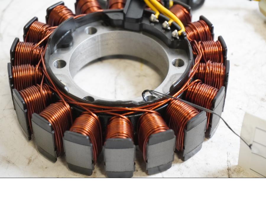 Baksidan på Generator från en Honda VT 600 C -1999 motorcykel.