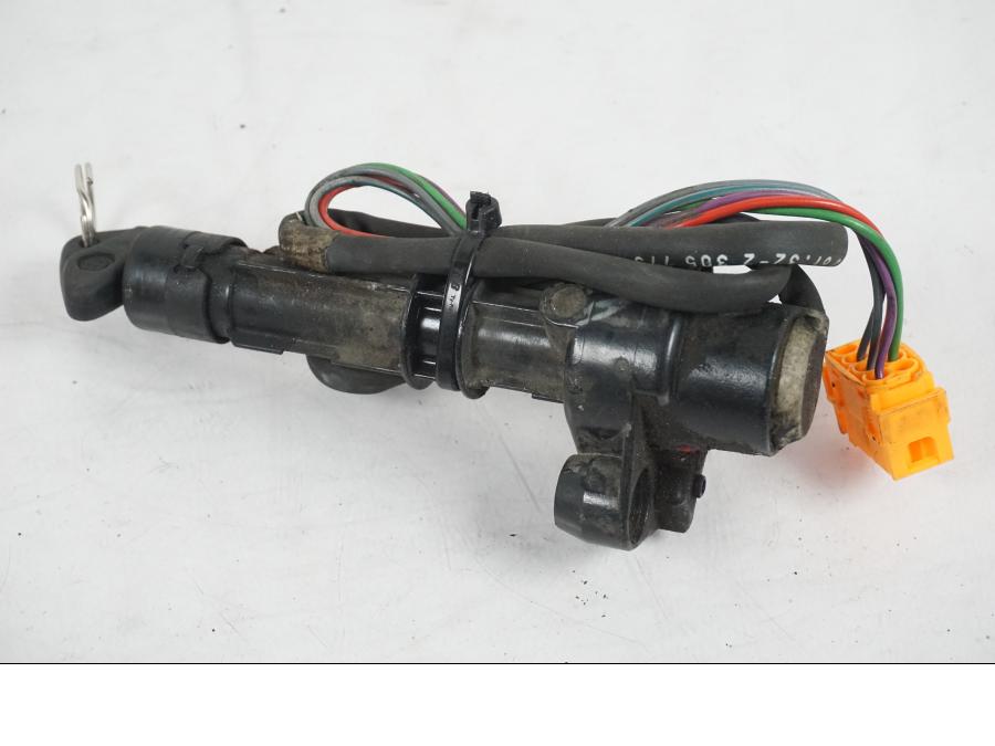 Extrabild4 på <p>Låssats från BMW K 1200 LT 2004.</p>

<p>Tändningslås, tanklock, tankplastlås och 1st nyckel.</p> motorcykel.