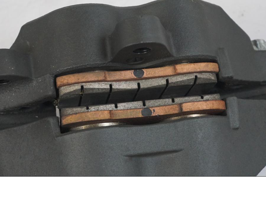 Vänster sida på Bromsok från en Kawasaki Z 900 -2021 motorcykel.