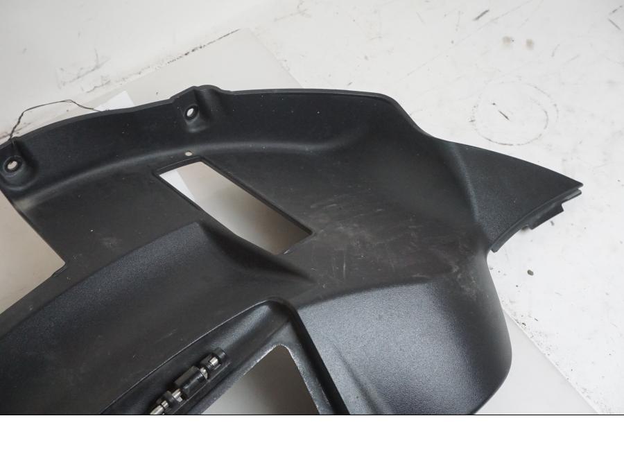 Vänster sida på Instrumentpanelkåpa från en Indian Chieftain Dark Horse -2019 motorcykel.