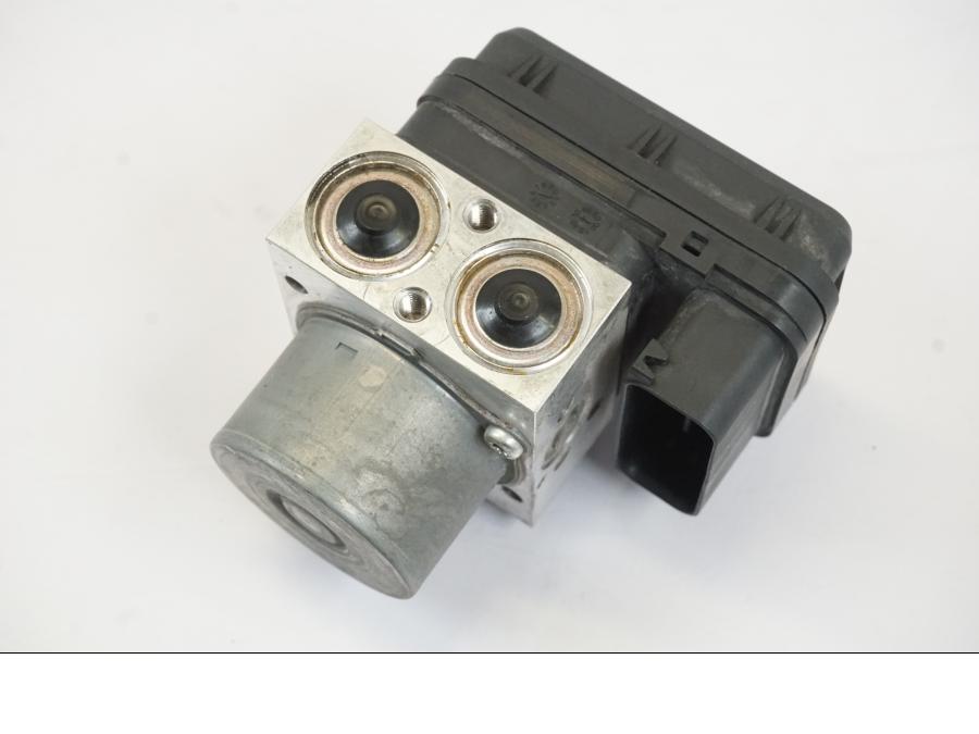 Snett uppifrån på ABS Modulator från en Yamaha MT-07 -2018 motorcykel.