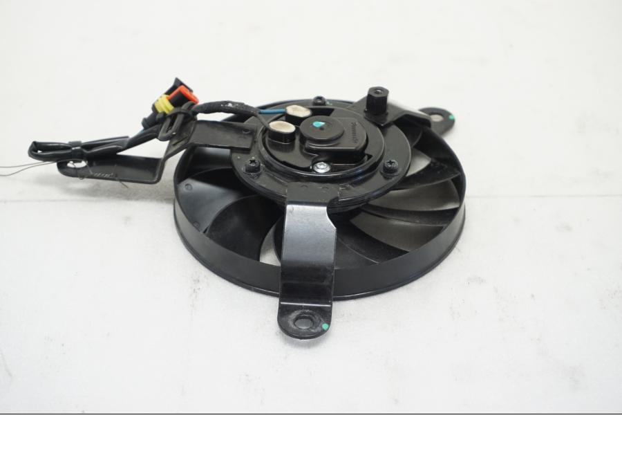 Framsidan på Vattenkylfläkt från en Ducati Hypermotard -2020 motorcykel.