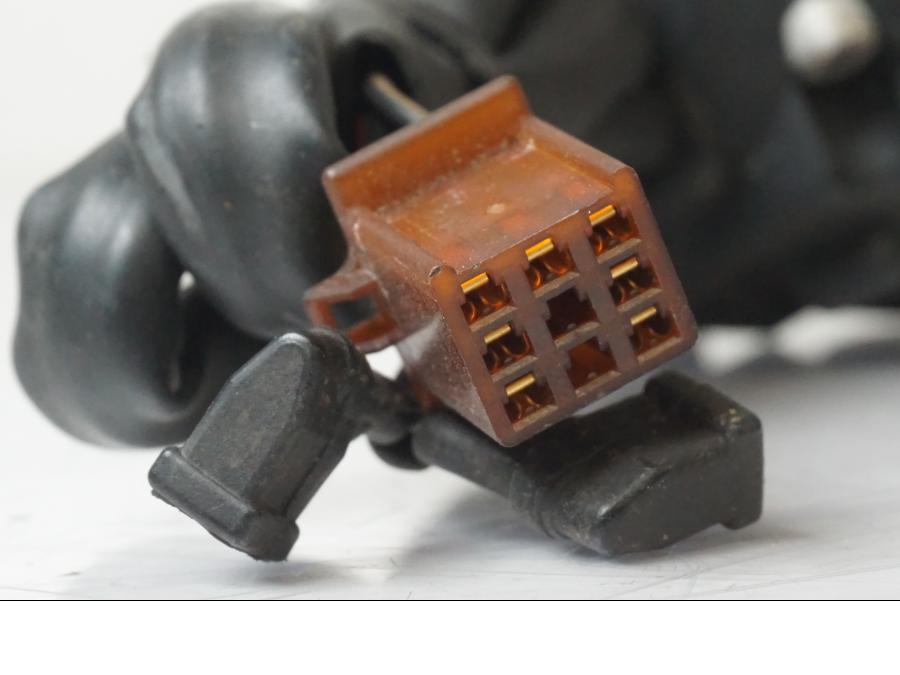 Höger sida på <p>Styrelreglage höger från Honda CB 600 Hornet 2003.</p>

<p>Pigg avbruten för att fästa reglaget i styret.</p> motorcykel.