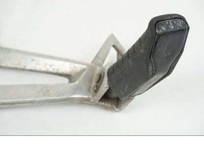 Extrabild2 på Fotpinnefäste från en Honda CBR 125 R -2006 motorcykel.