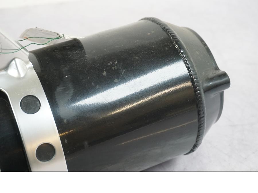 Snett uppifrån på Ljuddämpare från en Kawasaki ZX-6R -1997 motorcykel.