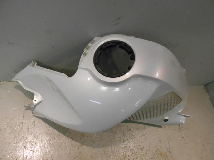 Baksidan på Bensintankskåpa från en BMW K 1300 R -2009 motorcykel.