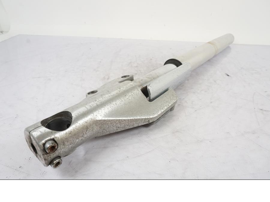 Framsidan på Gaffelben från en Kawasaki VN 1500 -2003 motorcykel.