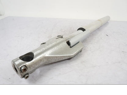 Framsidan på Gaffelben från en Kawasaki VN 1500 -2003 motorcykel.