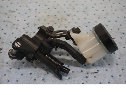 Framsidan på Bromshuvudcylinder från en Honda VTR 1000 F -1997 motorcykel.