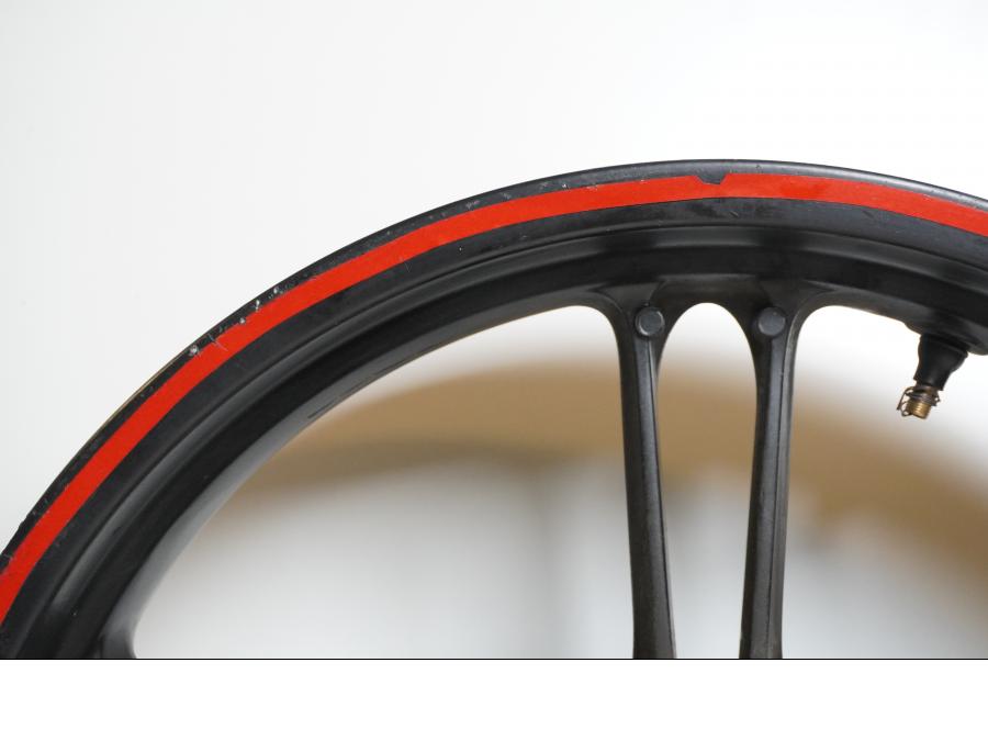 Snett uppifrån på Fälg från en Yamaha YZF-R 125 -2009 motorcykel.