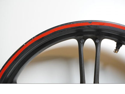 Snett uppifrån på Fälg från en Yamaha YZF-R 125 -2009 motorcykel.