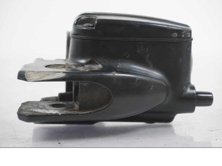 Baksidan på Bromshuvudcylinder från en H-D Street Glide FLHX -2012 motorcykel.