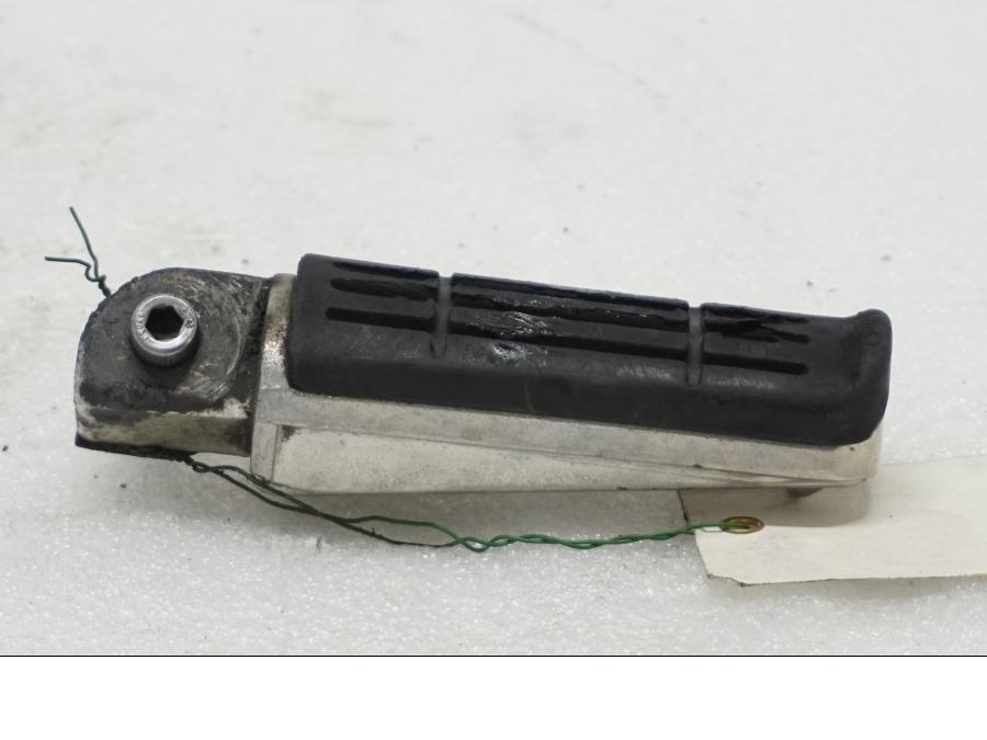 Framsidan på Fotpinne från en Yamaha TDM 900 -2002 motorcykel.