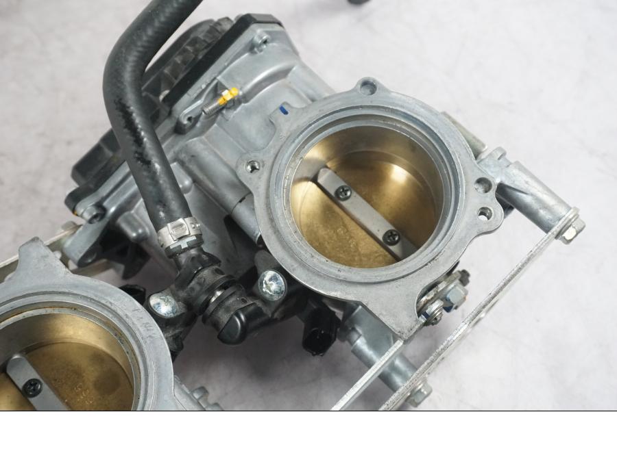 Vänster sida på Spjällhus från en KTM 1290 Super Duke -2019 motorcykel.