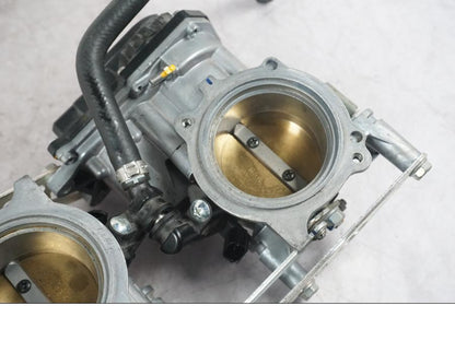 Vänster sida på Spjällhus från en KTM 1290 Super Duke -2019 motorcykel.