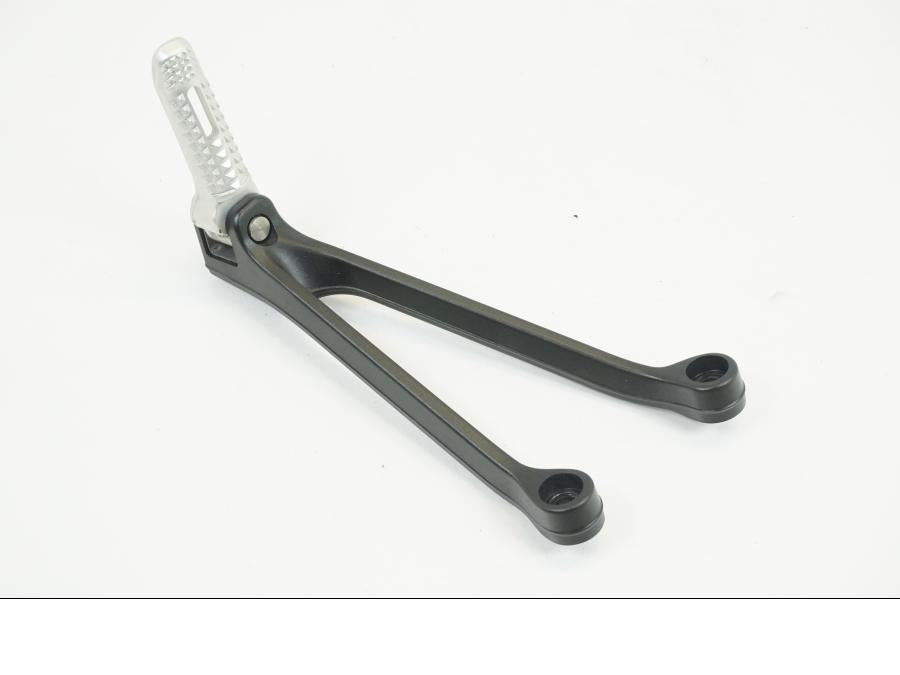 Baksidan på Fotpinnefäste från en BMW S 1000 R -2013 motorcykel.