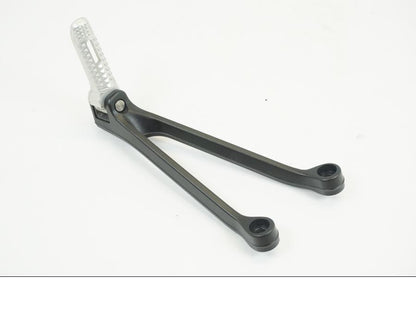 Baksidan på Fotpinnefäste från en BMW S 1000 R -2013 motorcykel.