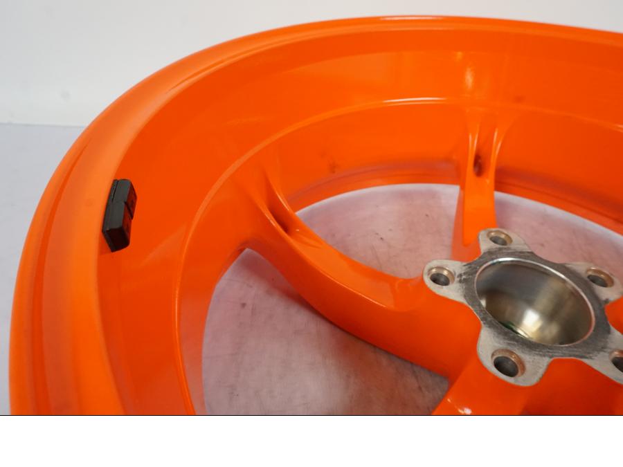 Extrabild3 på Fälg från en KTM 1290 Super Duke R -2023 motorcykel.