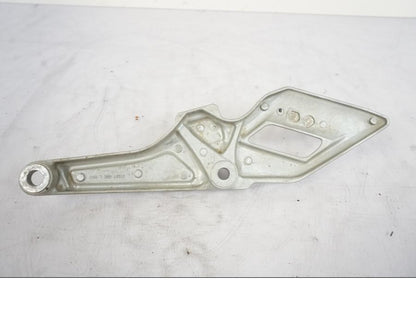 Vänster sida på Fotpinnefäste från en Honda VFR 1200 -2010 motorcykel.