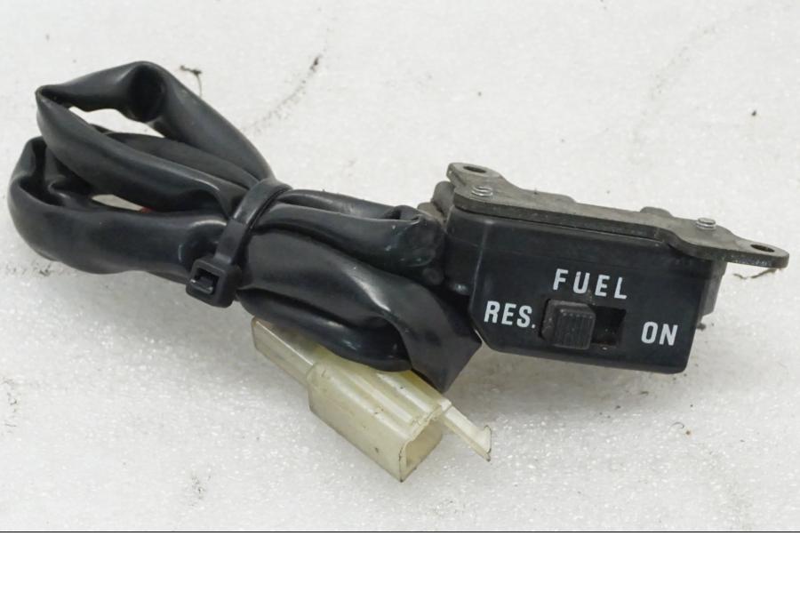 Framsidan på Bensinreservkontakt från en Yamaha XV 1100 -1997 motorcykel.