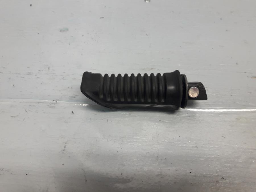 Framsidan på Fotpinne från en Suzuki DL 1000 -2018 motorcykel.